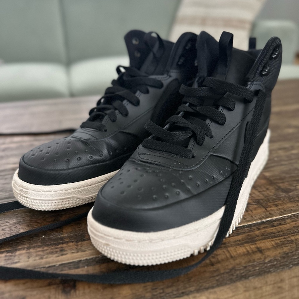 Nike Men's Court Vision Mid Winter Sneakers size 10